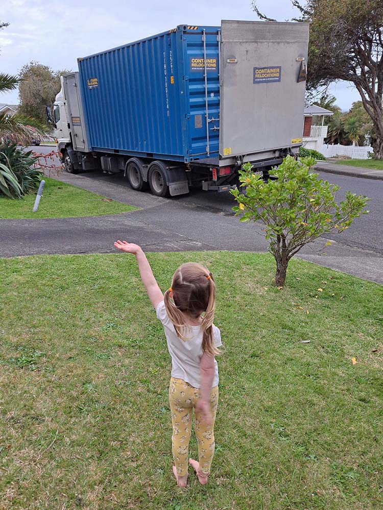 //www.containerrelocations.co.nz/wp-content/uploads/2023/06/girl-waving.jpg